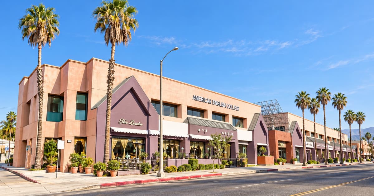 カリフォルニア州の American English College モントレーパーク校