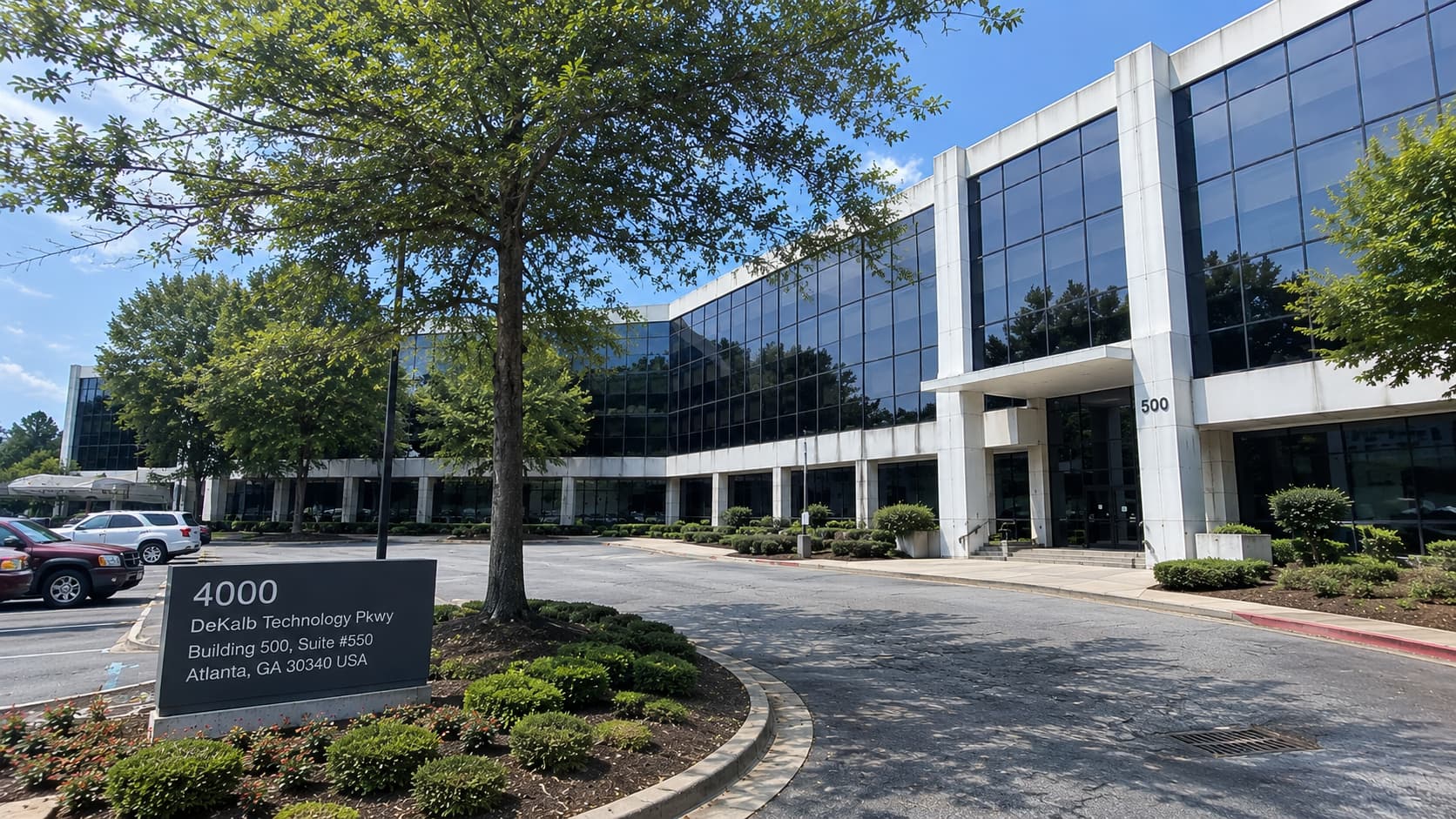 アトランタ郊外 DeKalb Technology Parkway にある Atlanta English Institute 周辺のオフィスパーク風景と Building 500 外観イメージ