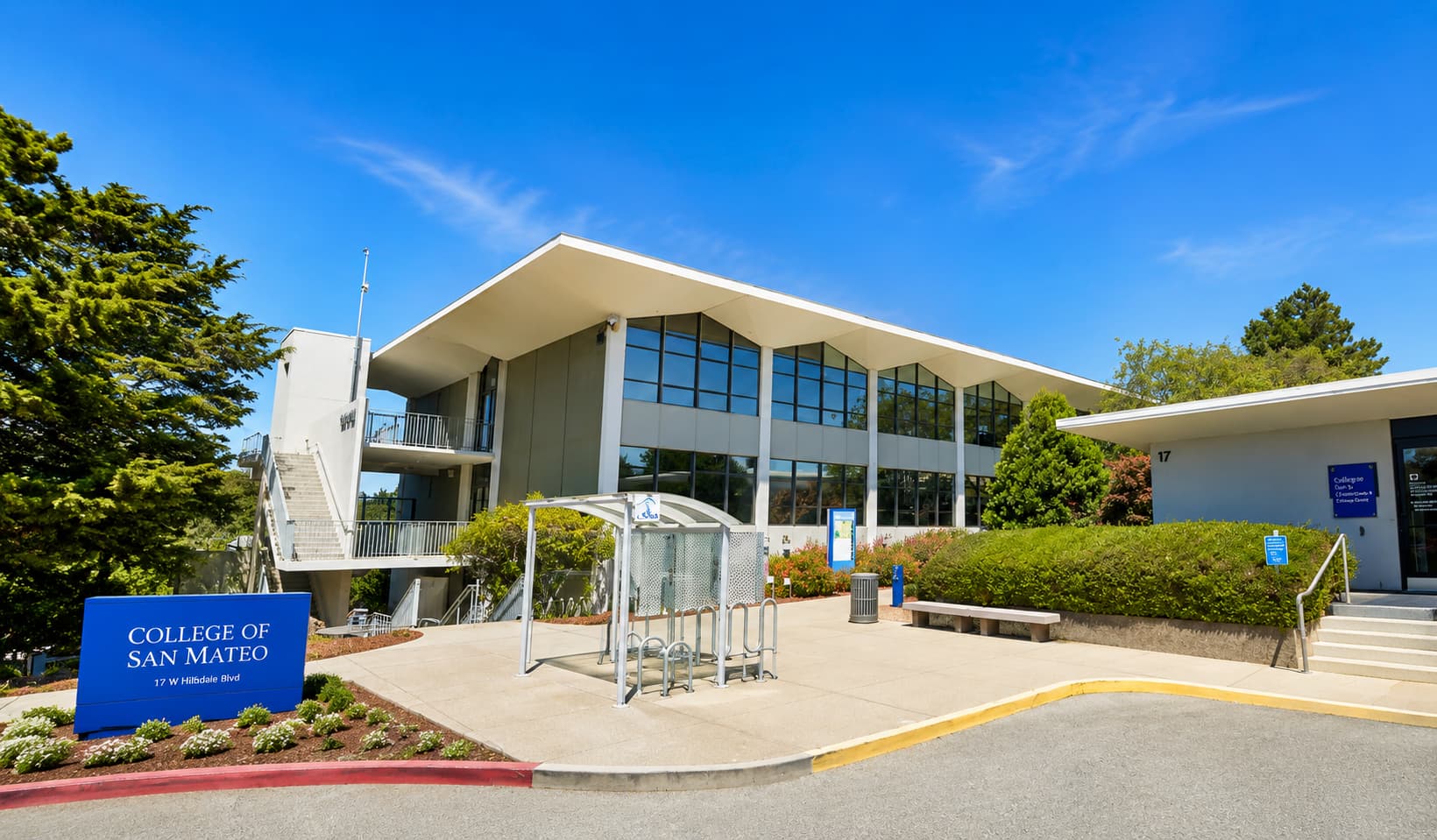 カリフォルニア州の College of San Mateo をイメージした、サンフランシスコ湾岸エリアと学びの雰囲気が伝わるヒーロー画像