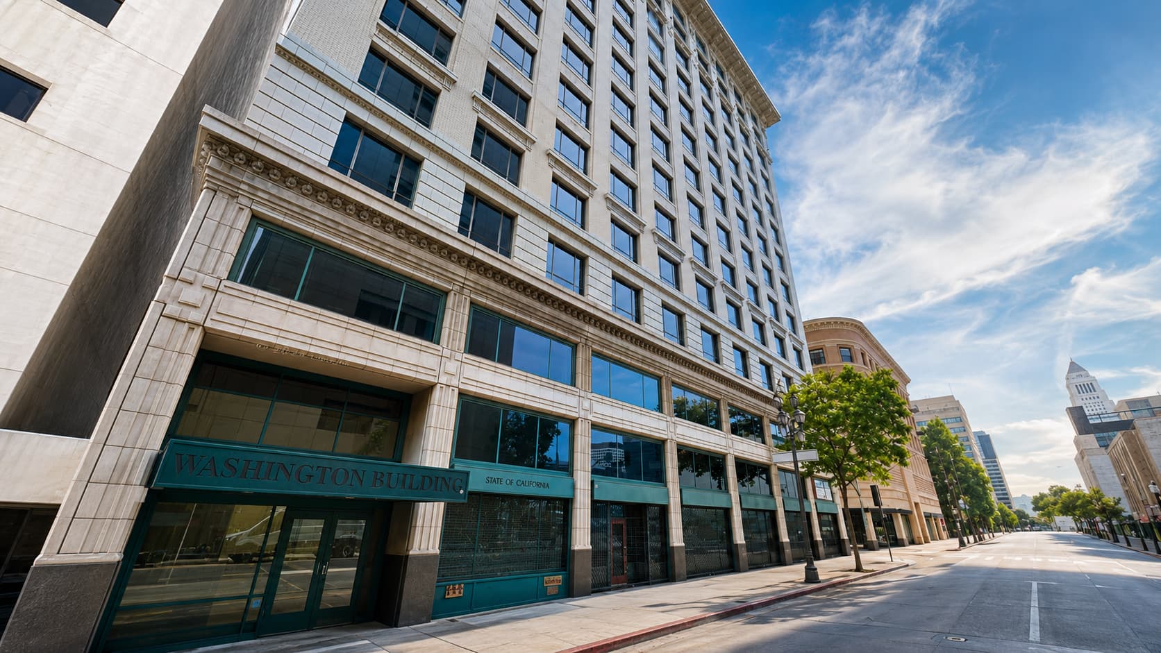 Columbia West College が入居するロサンゼルス中心部の歴史的な高層ビル外観と青空が広がる街並み