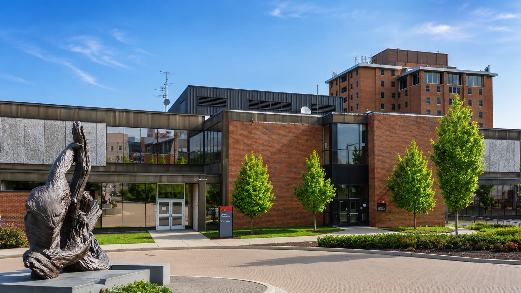 ELS Language Centers Cincinnati がある University of Cincinnati 周辺をイメージした、近代的な大学キャンパスの建物風景