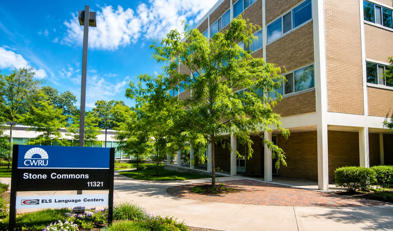 ELS クリーブランド校が入る Case Western Reserve University の Stone Commons 外観と緑豊かなキャンパス風景