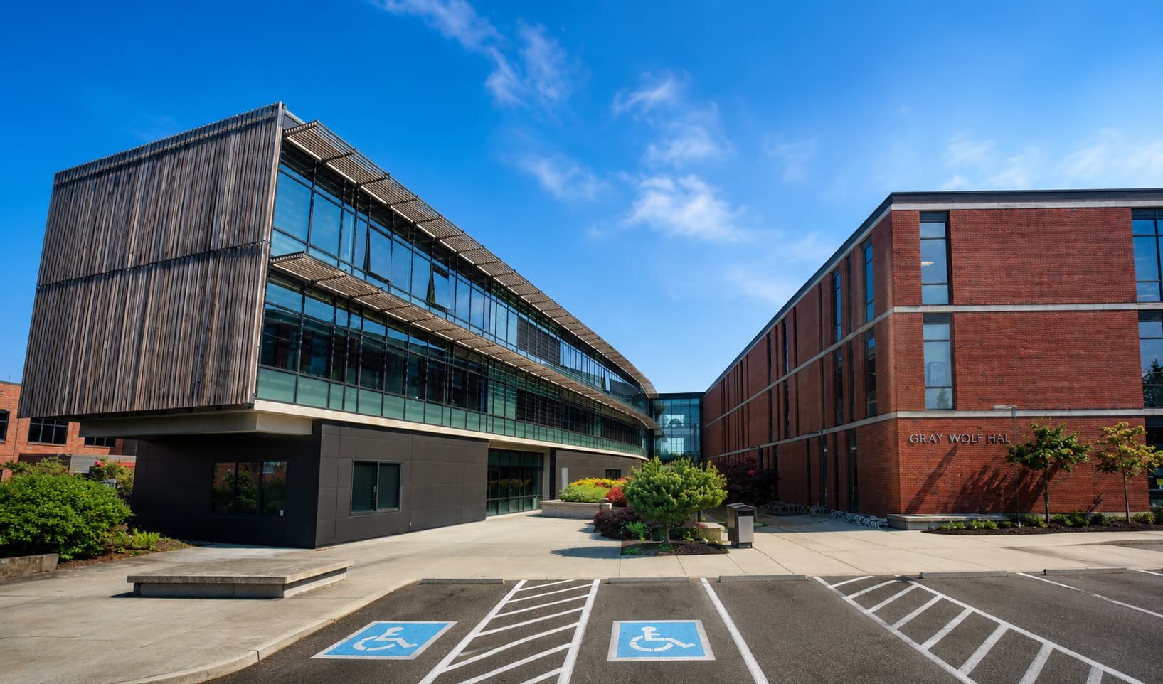 Everett Community College の近代的なキャンパス建築。ガラス張りの校舎と赤レンガの建物が青空の下に並ぶ風景