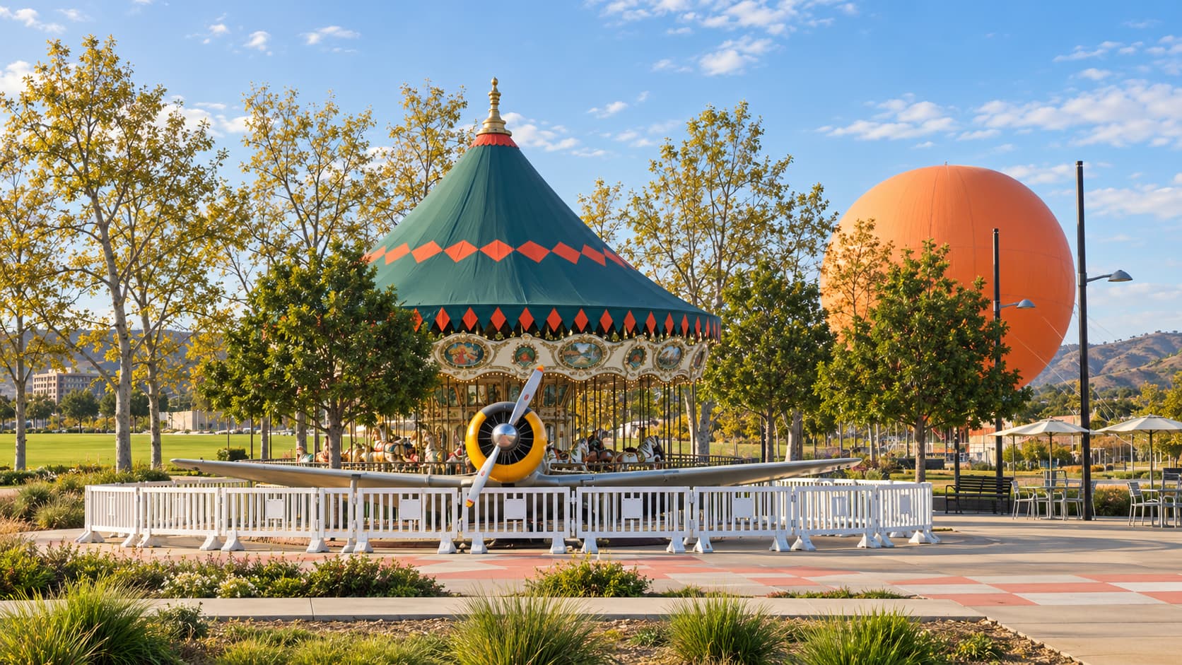カリフォルニア州アーバインの Great Park にあるメリーゴーラウンドとオレンジ色の Great Park Balloon