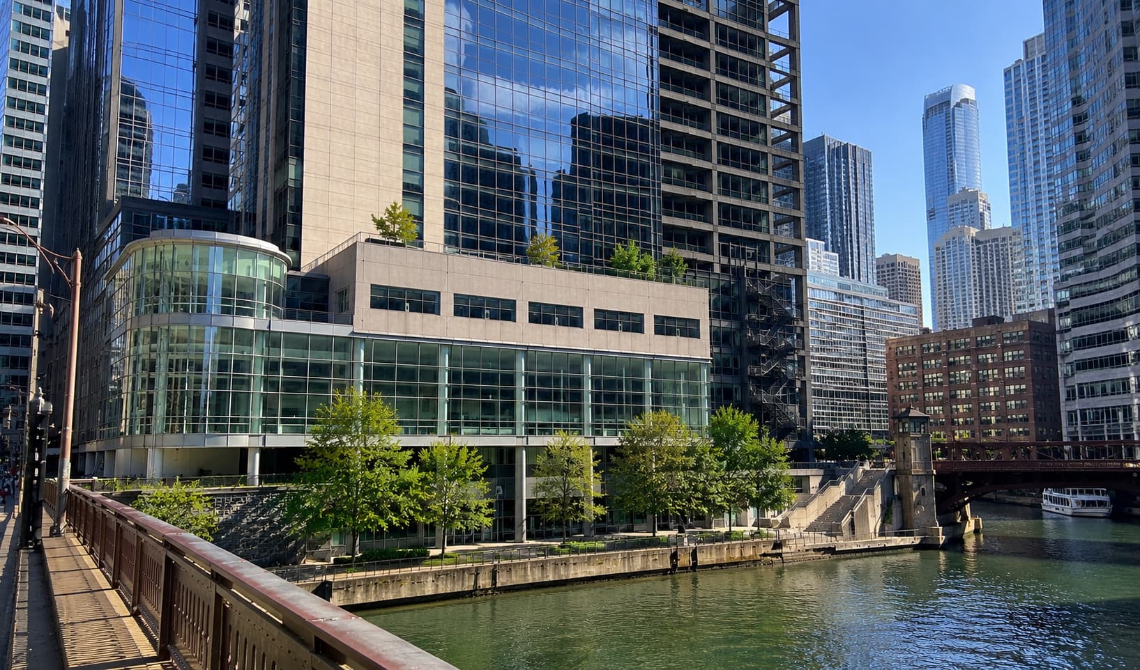 イリノイ州シカゴ中心部ループにある Harold Washington College をイメージした、都市型キャンパスの雰囲気が伝わるヒーロー画像