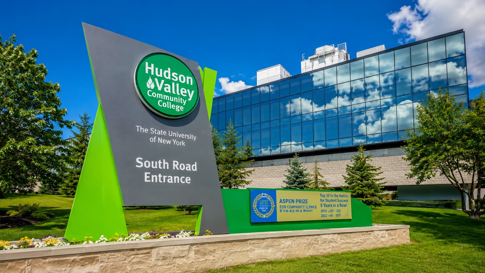 Hudson Valley Community College（ハドソンバレー・コミュニティカレッジ）のキャンパス入口と近代的な校舎（ニューヨーク州トロイ）