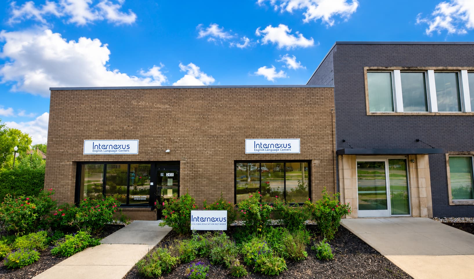 Internexus Indiana があるインディアナポリスの校舎外観。2451 North Meridian Street 周辺の落ち着いた街並みに建つレンガ造りの建物を、青空の下で見上げるように撮影した様子。