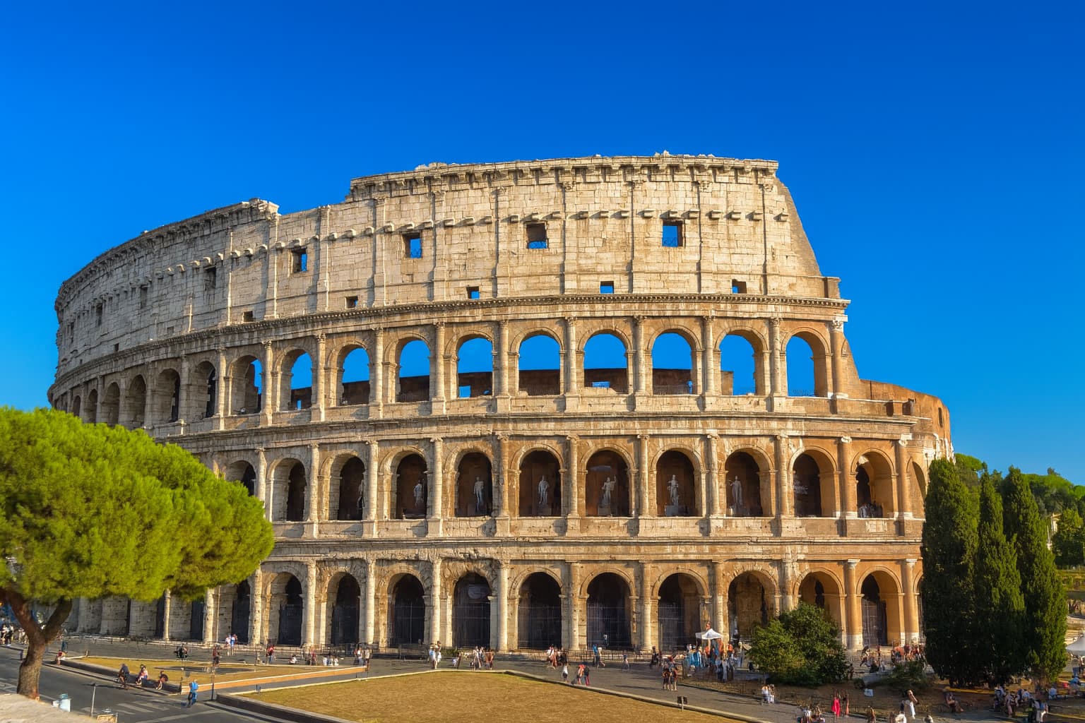 イタリア・ローマのコロッセオを晴天の下で撮影した写真。日本とイタリアの時差ページ用のヒーロー画像