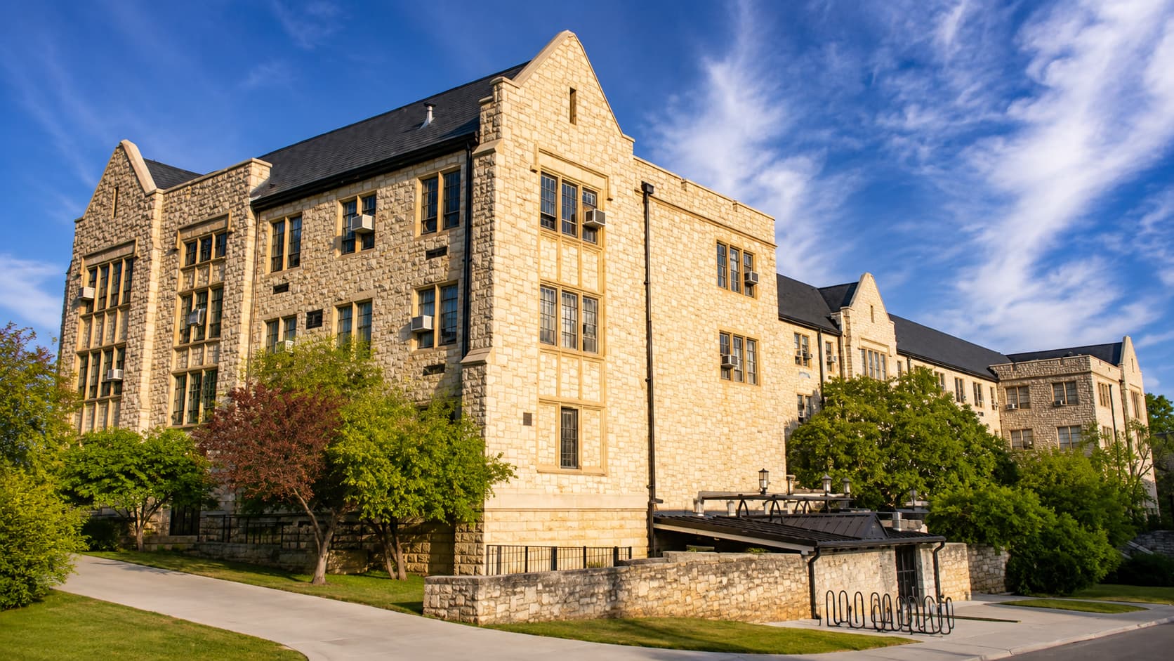 カンザス州立大学（Kansas State University / K-State / KSU）付属語学学校 English Language Program（ELP）があるマンハッタンキャンパスの石造りの校舎外観