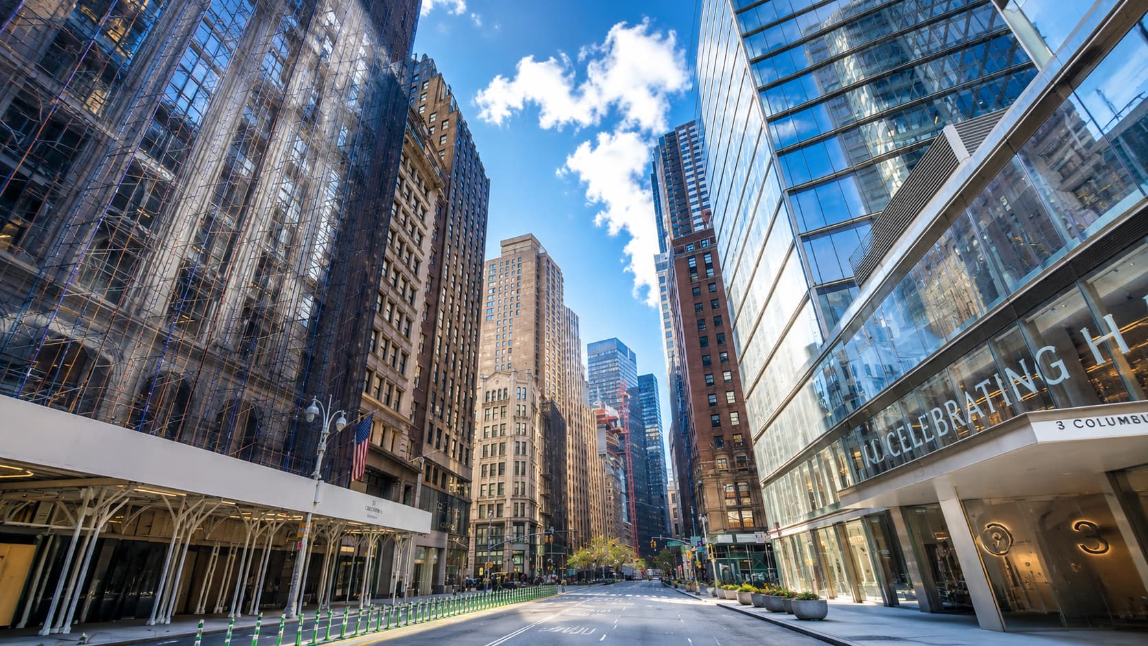 Kaplan International Languages New York が位置するマンハッタン中心部の高層ビル群と洗練された都市景観