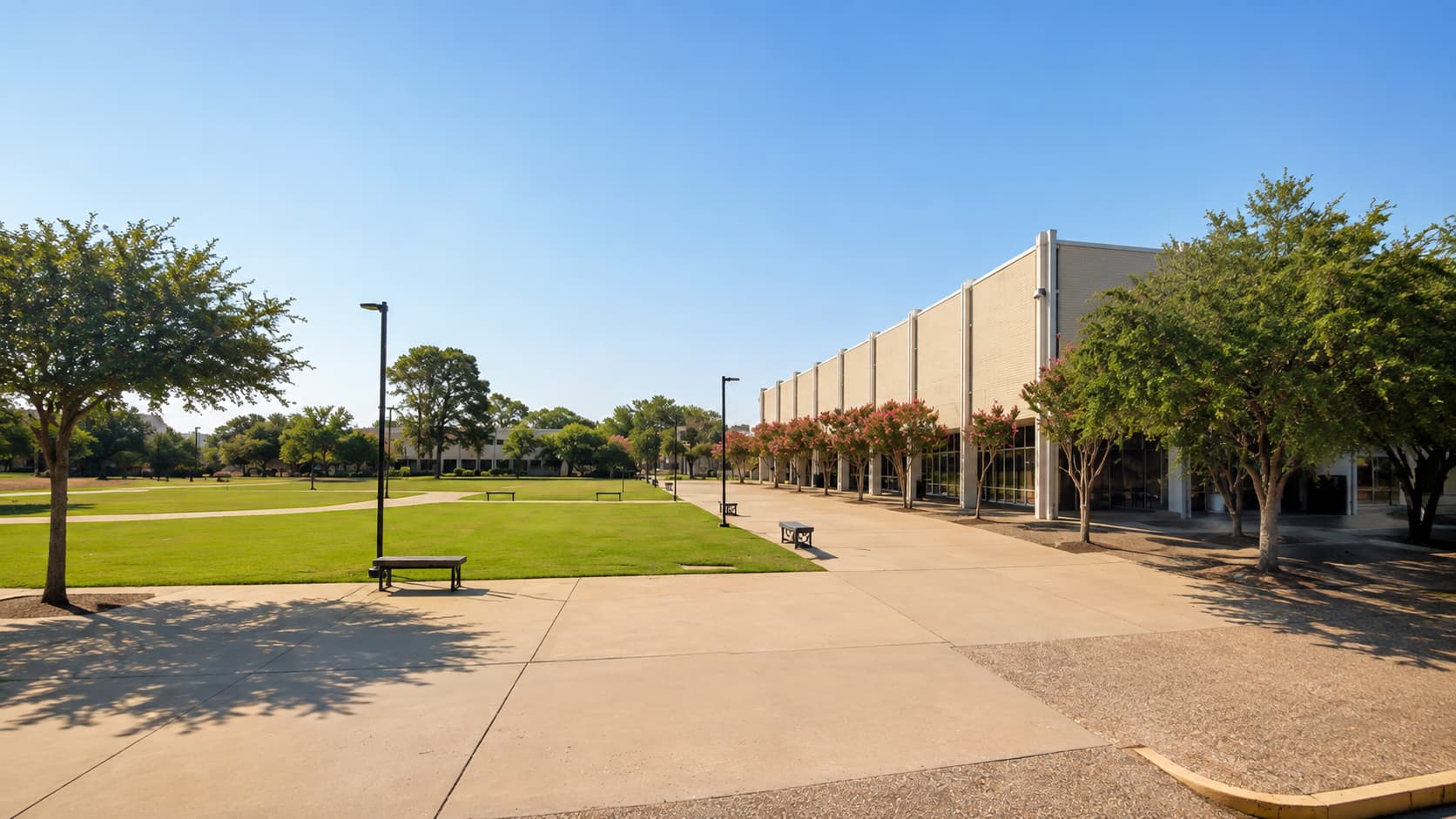 テキサス州キルゴアにある Kilgore College の緑豊かなキャンパスと校舎