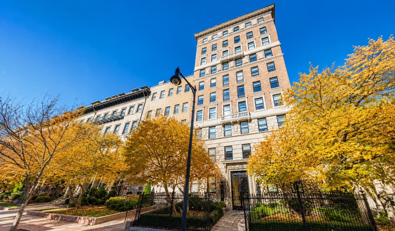 Kings Education Boston があるボストン中心部ビーコンストリート周辺の街並み。歴史ある建物と大学都市ボストンの落ち着いた学習環境を象徴する景観。