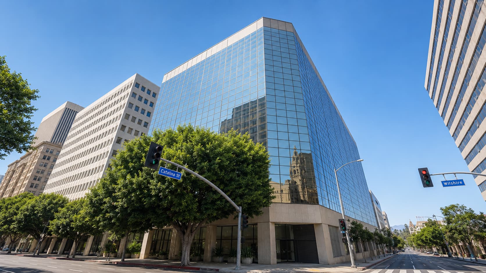 Language Systems Downtown L.A.が入居するロサンゼルス・コリアタウンのウィルシャー・ブルバード沿いの校舎ビル