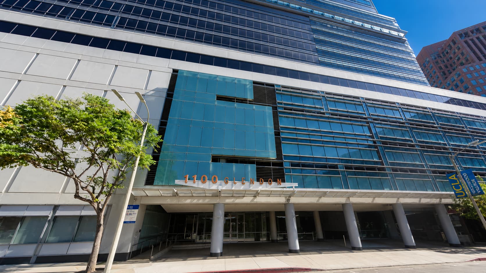 Kaplan International Languages Los Angeles が入るウェストウッド地区の近代的な高層オフィスビル外観。UCLA に近いロサンゼルス西部の学習環境を象徴する都市景観。