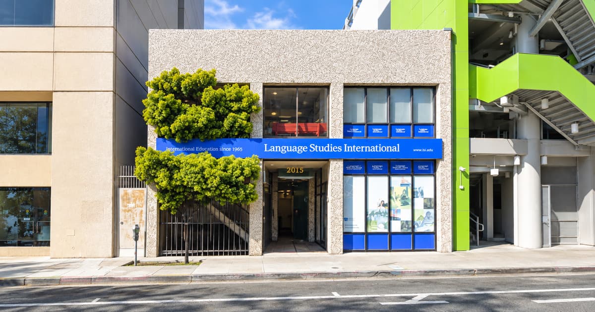 カリフォルニア州バークレーにある LSI サンフランシスコ／バークレーの校舎外観と青い学校看板