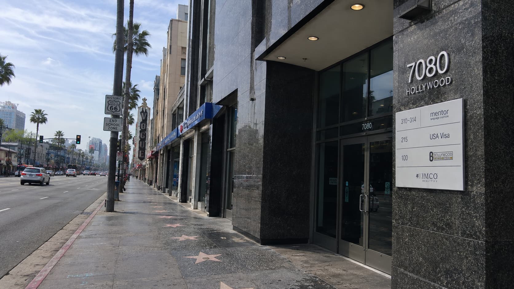 ロサンゼルス・ハリウッド地区の Hollywood Boulevard 沿いにある Mentor Language Institute 周辺の街並みイメージ。ヤシ並木や Walk of Fame が広がる南カリフォルニアらしい都市風景