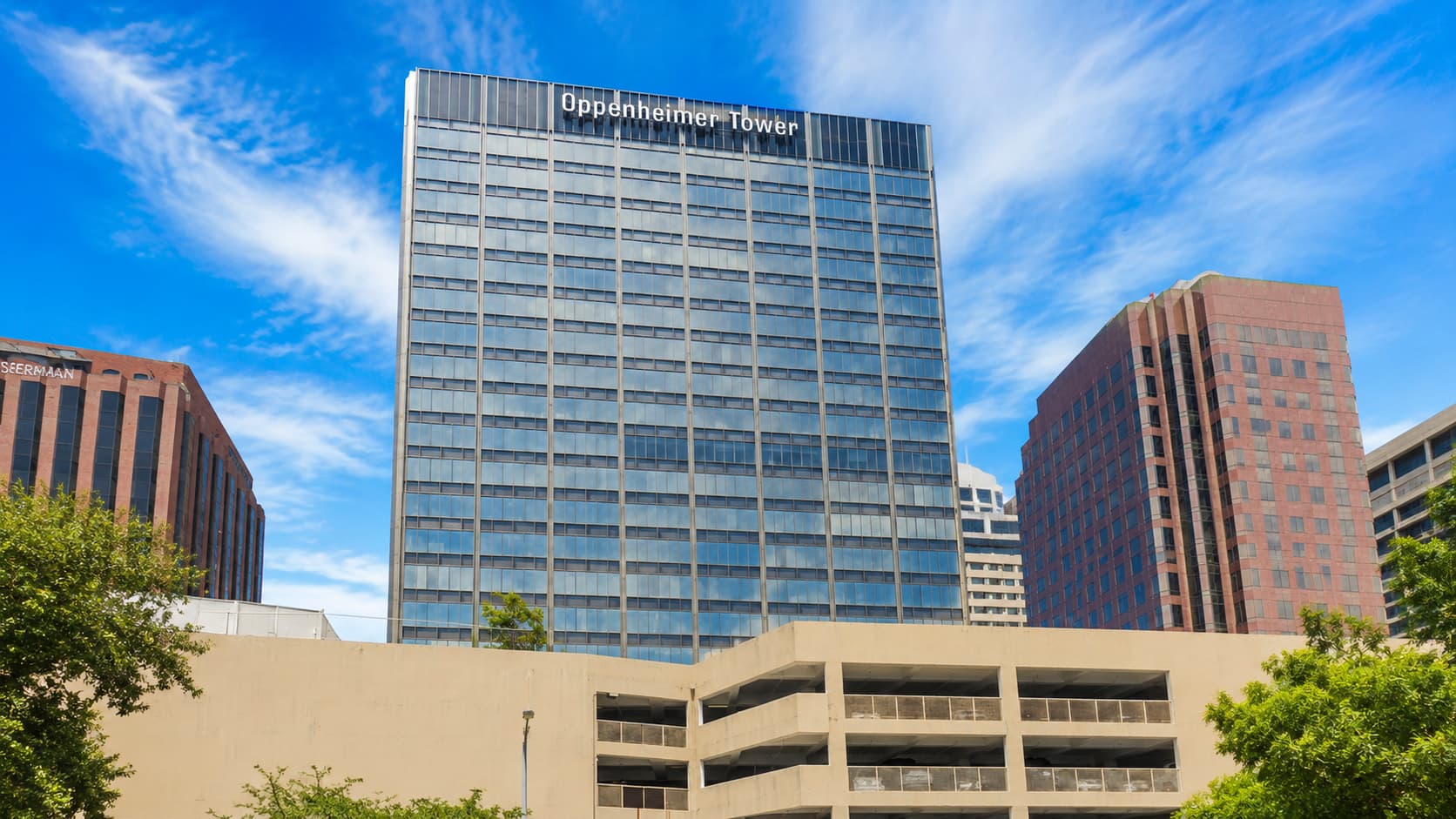 Mentor Language Institute Westwood が入居する、UCLA近くのWilshire Boulevard沿いの校舎ビル