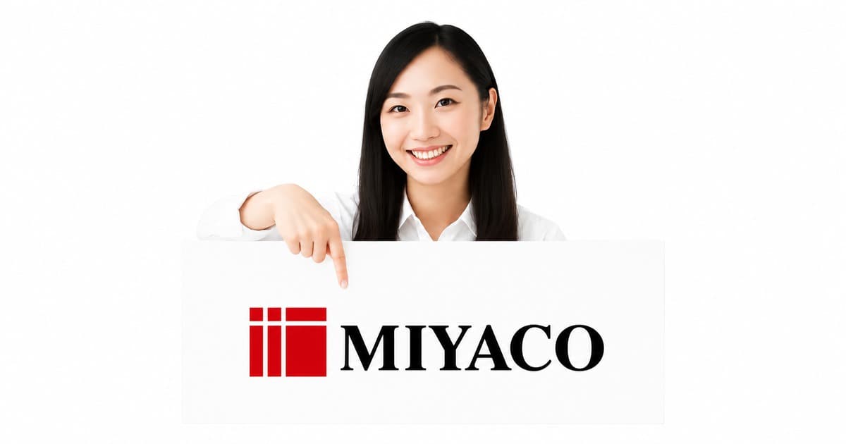 アメリカ留学専門エージェント MIYACO のロゴを案内する女性