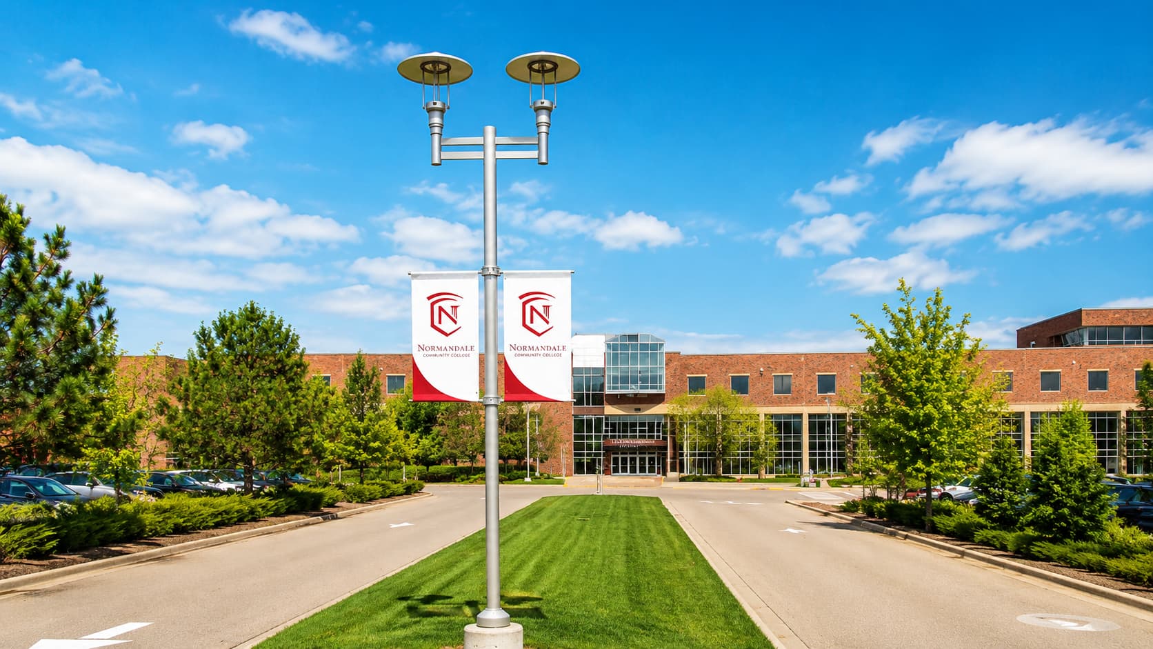 ミネソタ州ブルーミントンにある Normandale Community College のキャンパス外観