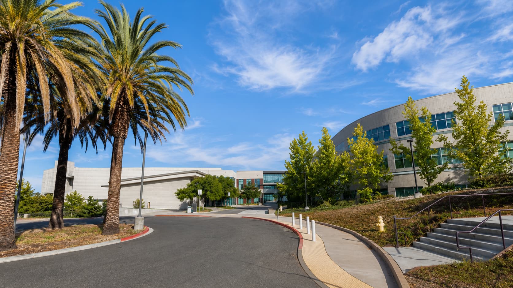カリフォルニア州フリーモントにある Ohlone College Fremont Campus の校舎と丘陵地の景観
