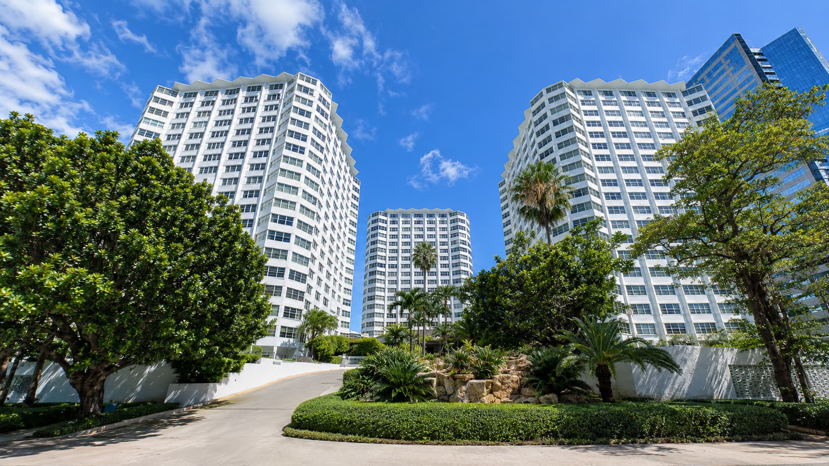 マイアミの金融街 Brickell にある Four Ambassadors。Biscayne Bay を望む建物内に位置する Open Hearts Language Academy Miami Brickell