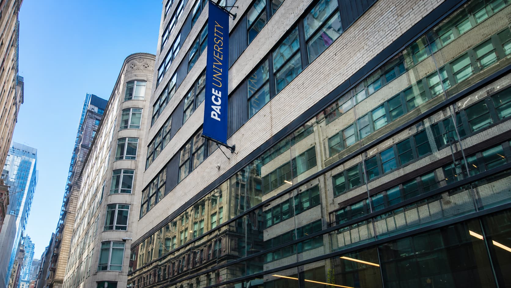 Pace University New York City campus の English Language Institute（ELI）で学ぶ学生に向いたマンハッタン中心部の大学キャンパス風景