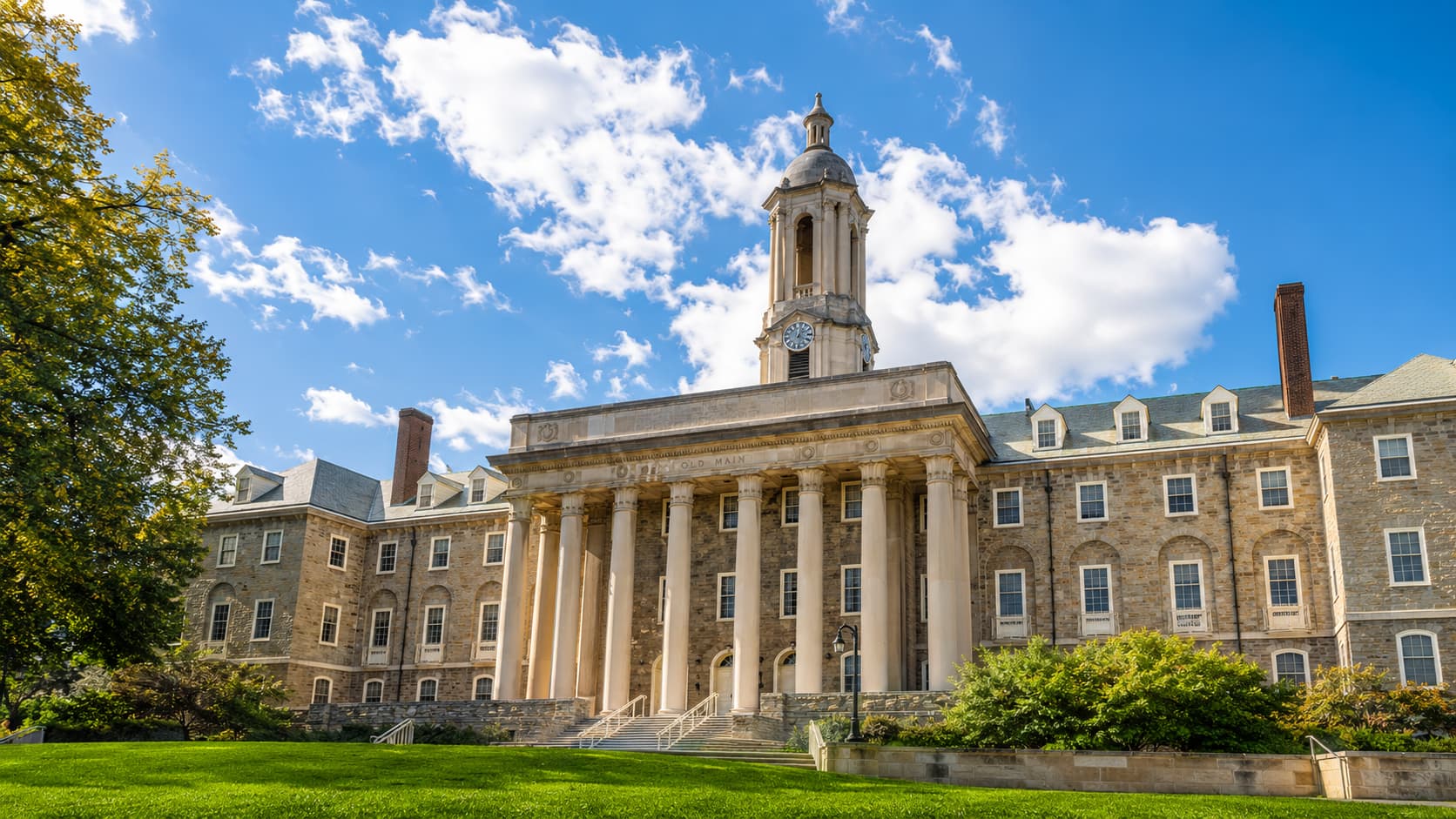 ペンシルベニア州立大学ユニバーシティパーク校の歴史ある校舎と緑豊かなキャンパス風景。