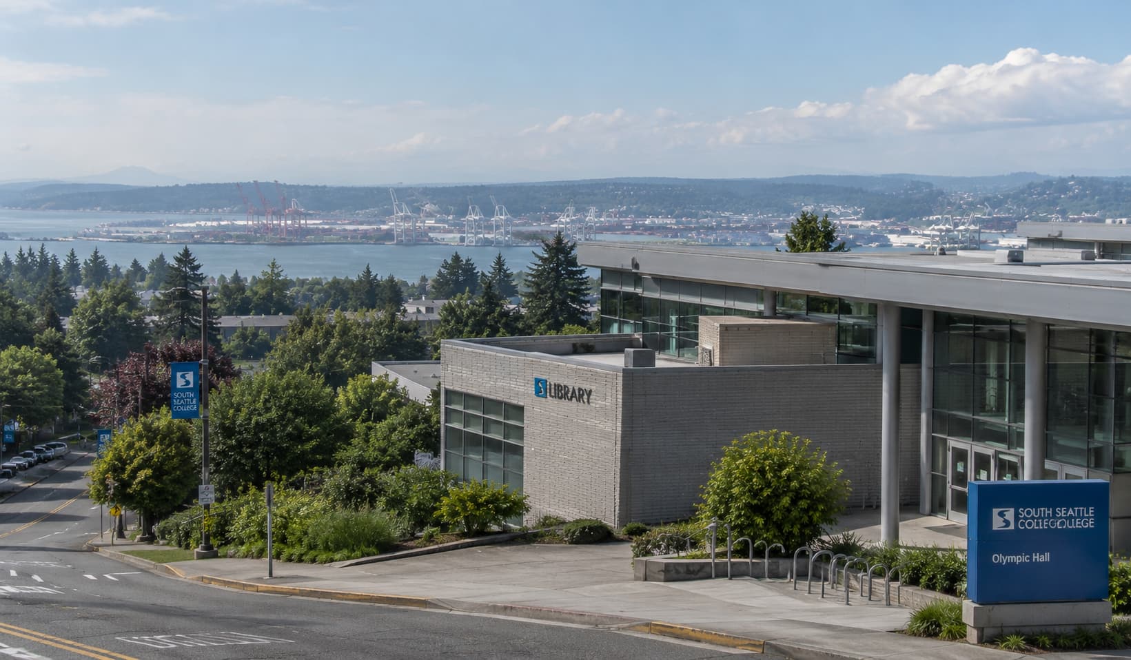 South Seattle College の West Seattle キャンパス周辺をイメージしたシアトル南西部の風景