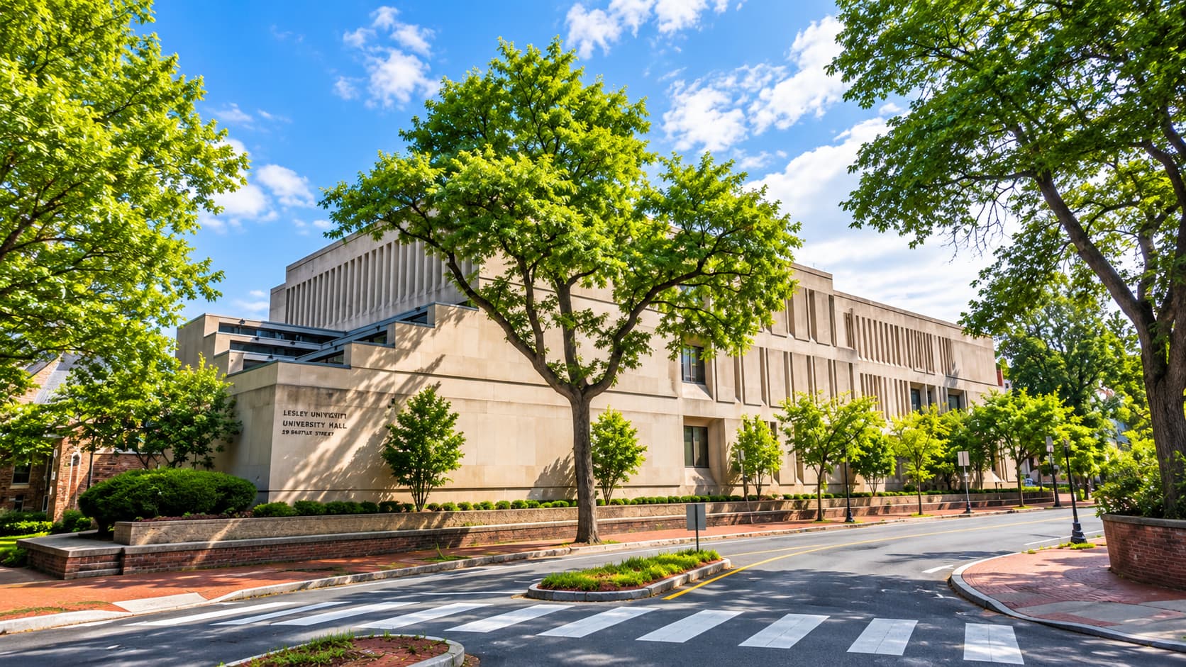 マサチューセッツ州ケンブリッジの Harvard Square にある TALK Schools Boston 周辺の街並み