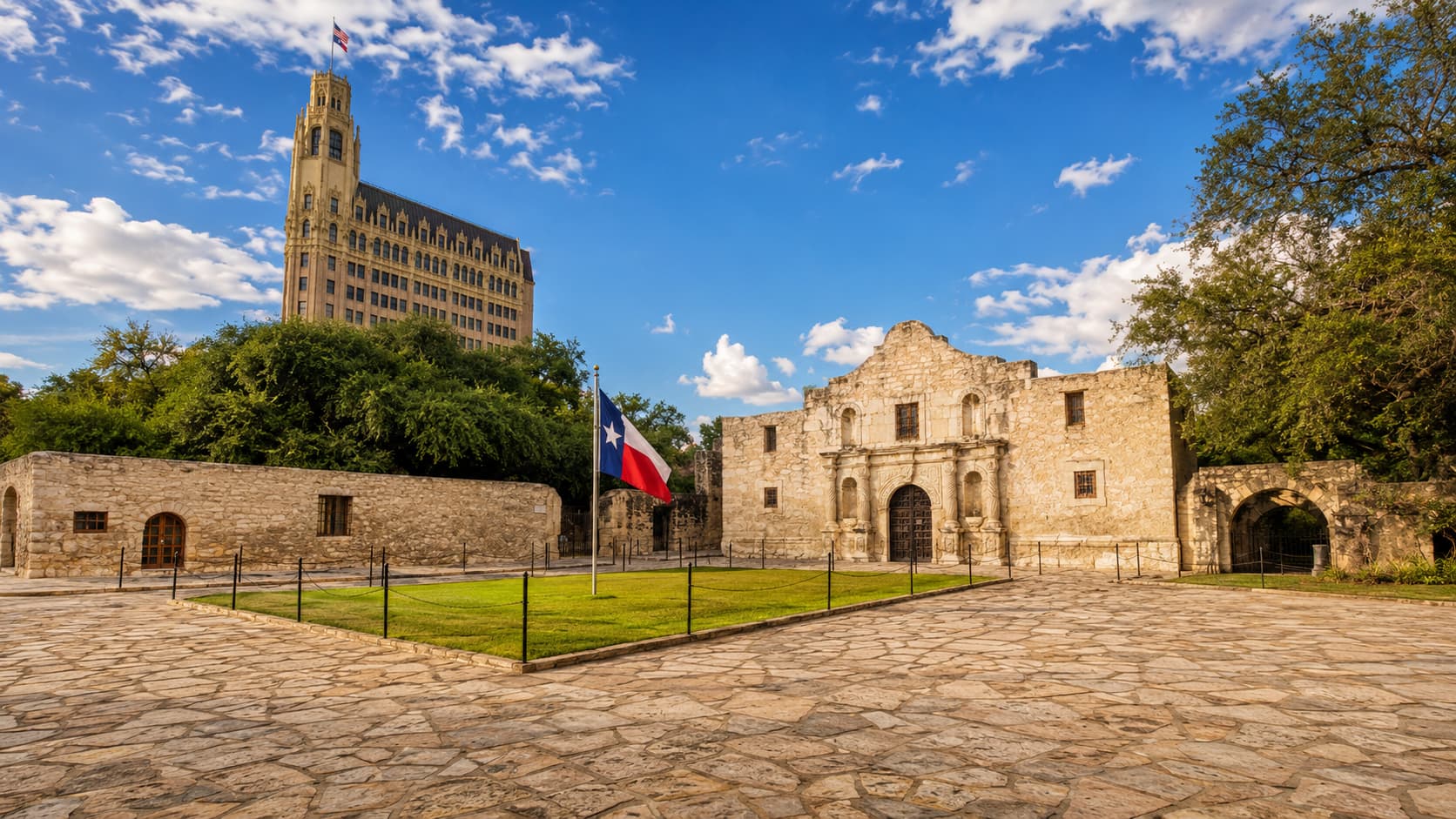 テキサス州サンアントニオにある歴史的建造物アラモ砦（The Alamo）の外観