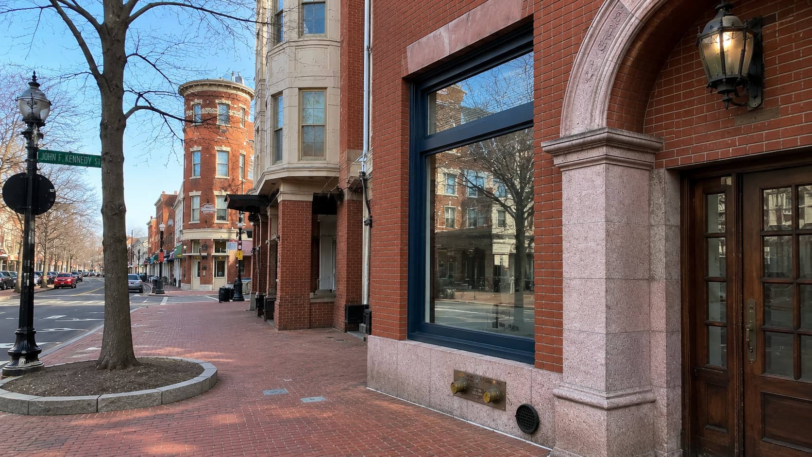 マサチューセッツ州ケンブリッジの Harvard Square 周辺をイメージした街並み。赤レンガ建築や石畳風歩道が並ぶ、大学街らしい落ち着いた都市風景