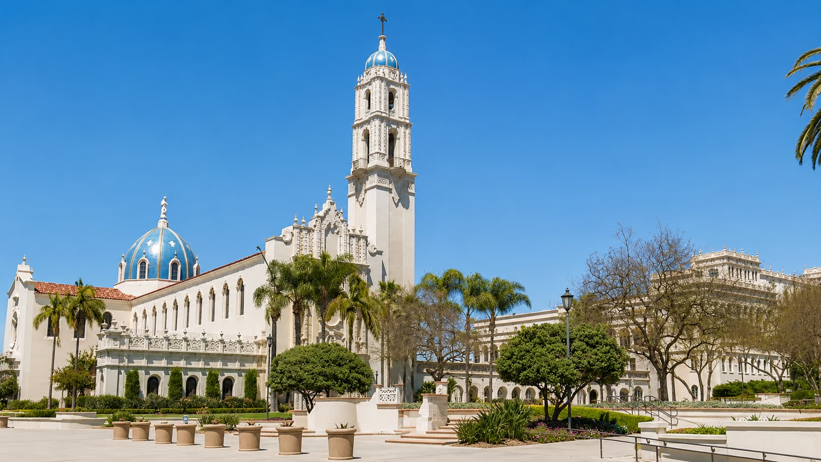 青空の下にスペイン・ルネサンス様式の建物が並ぶサンディエゴ大学(University of San Diego / USD)のキャンパス