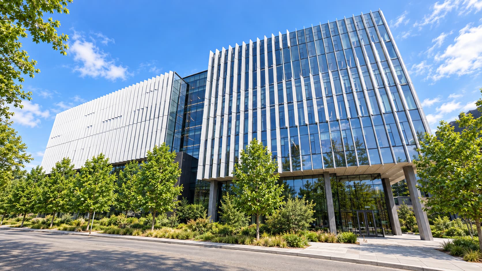 ワシントン州シアトルにある University of Washington の緑豊かなキャンパス