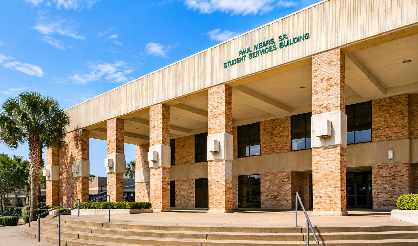 Valencia College（バレンシアカレッジ）West Campus の Paul Mears Sr. Student Services Building（フロリダ州オーランド）