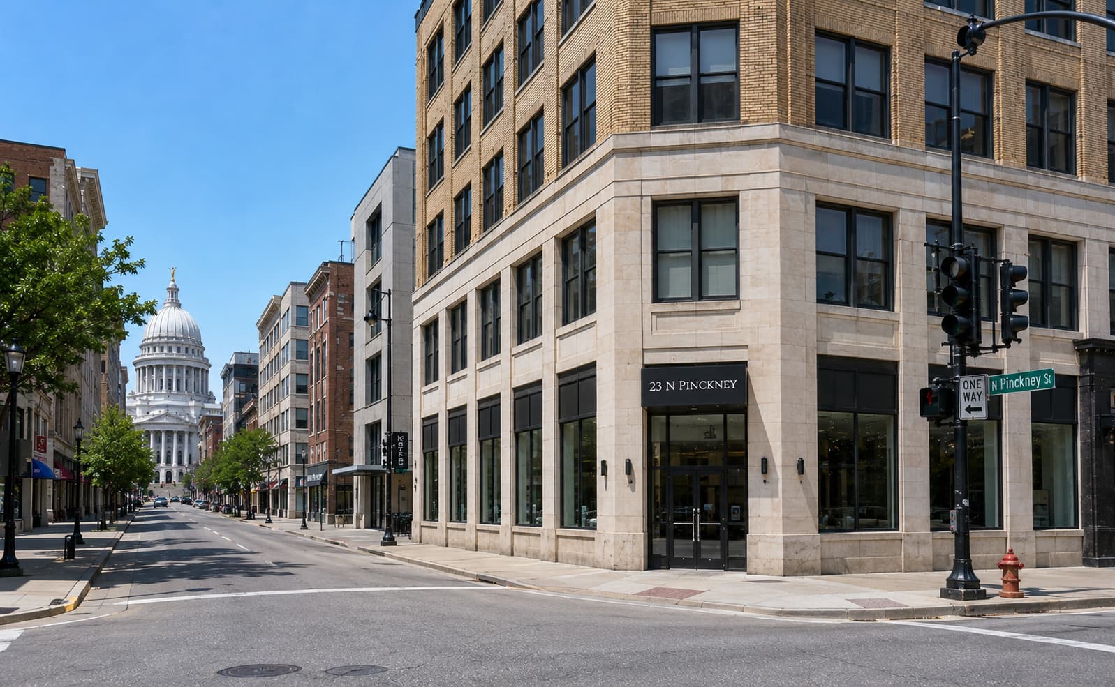 ウィスコンシン州マディソン中心部の Pinckney Street 周辺と Wisconsin State Capitol を望む、Wisconsin ESL Institute 周辺の街並みイメージ